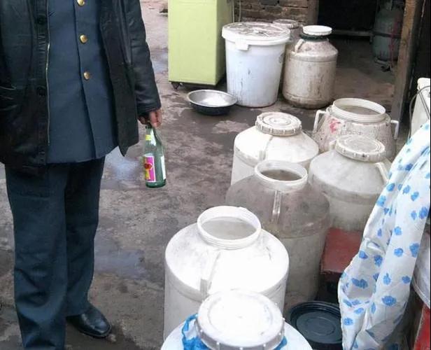 鸿亿丨陕西渭南警方捣毁制【售假酒】窝点，涉案金额1.06亿元